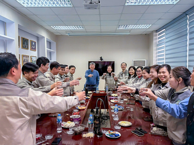 Ban lãnh đạo và Tập thể CBCNV các Nhà máy Nhôm, Cửa, Bao bì Ngọc Diệp cùng nâng ly chúc cho một năm mới tràn đầy thành công và thắng lợi 