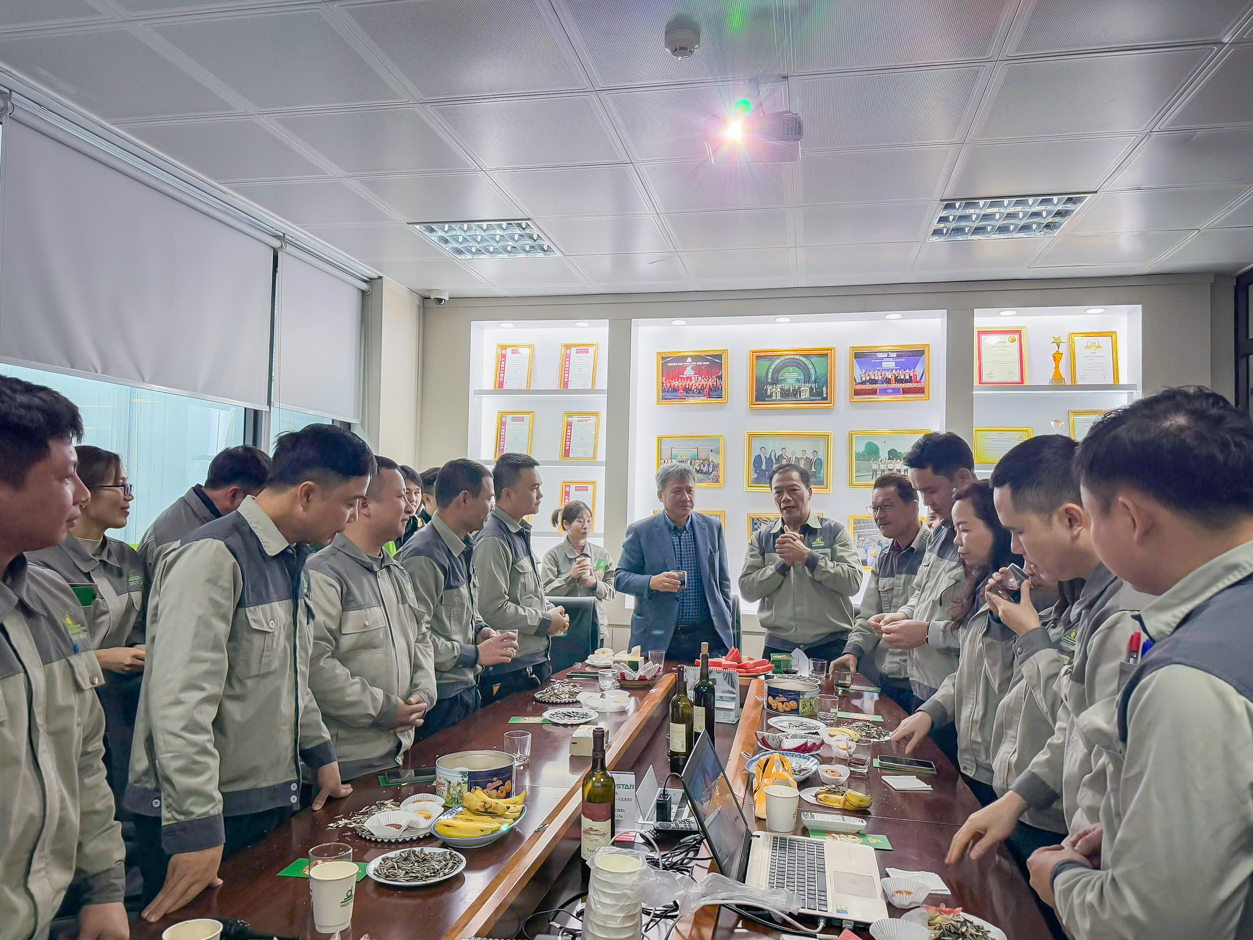 Ban lãnh đạo và Tập thể CBCNV các Nhà máy Nhôm, Cửa, Bao bì Ngọc Diệp cùng nâng ly chúc cho một năm mới tràn đầy thành công và thắng lợi 